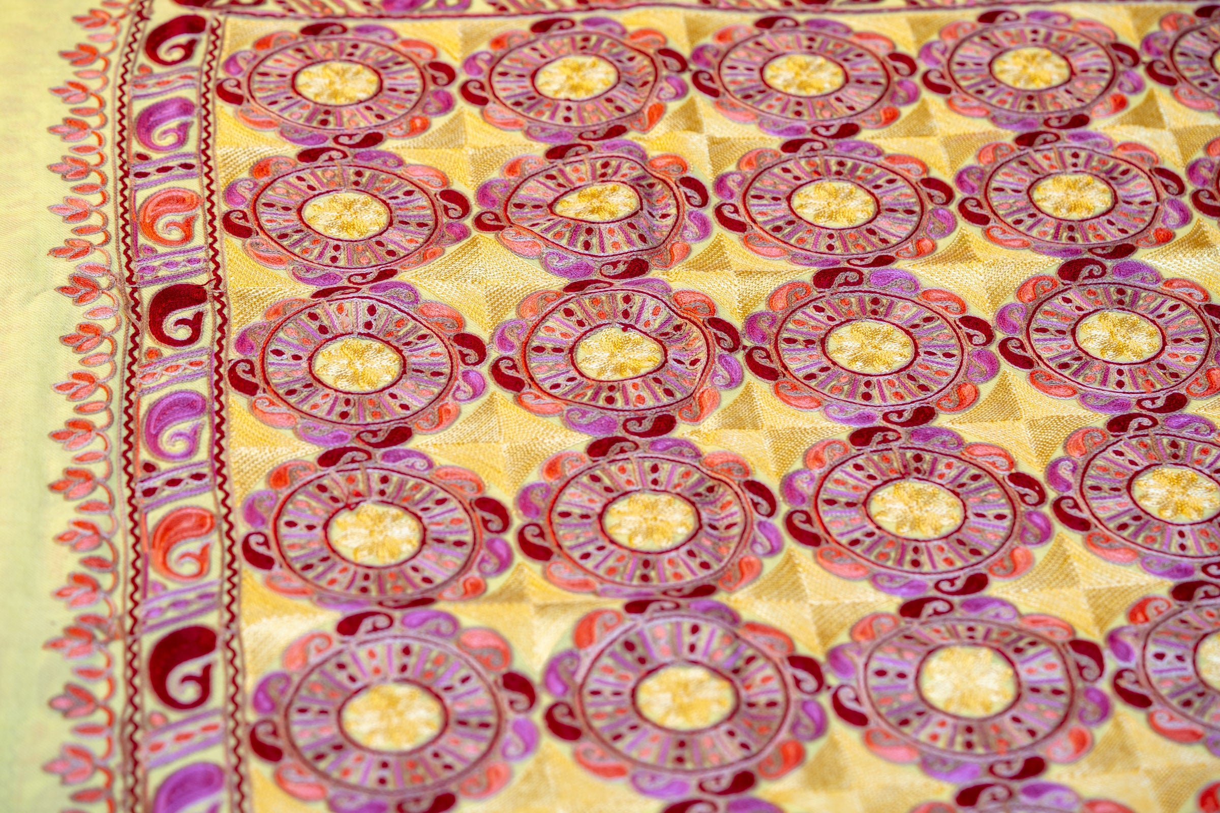 The touch of silk gives the pashmina an exceptional feel and a wonderful sheen.