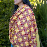 The touch of silk gives the pashmina an exceptional feel and a wonderful sheen.