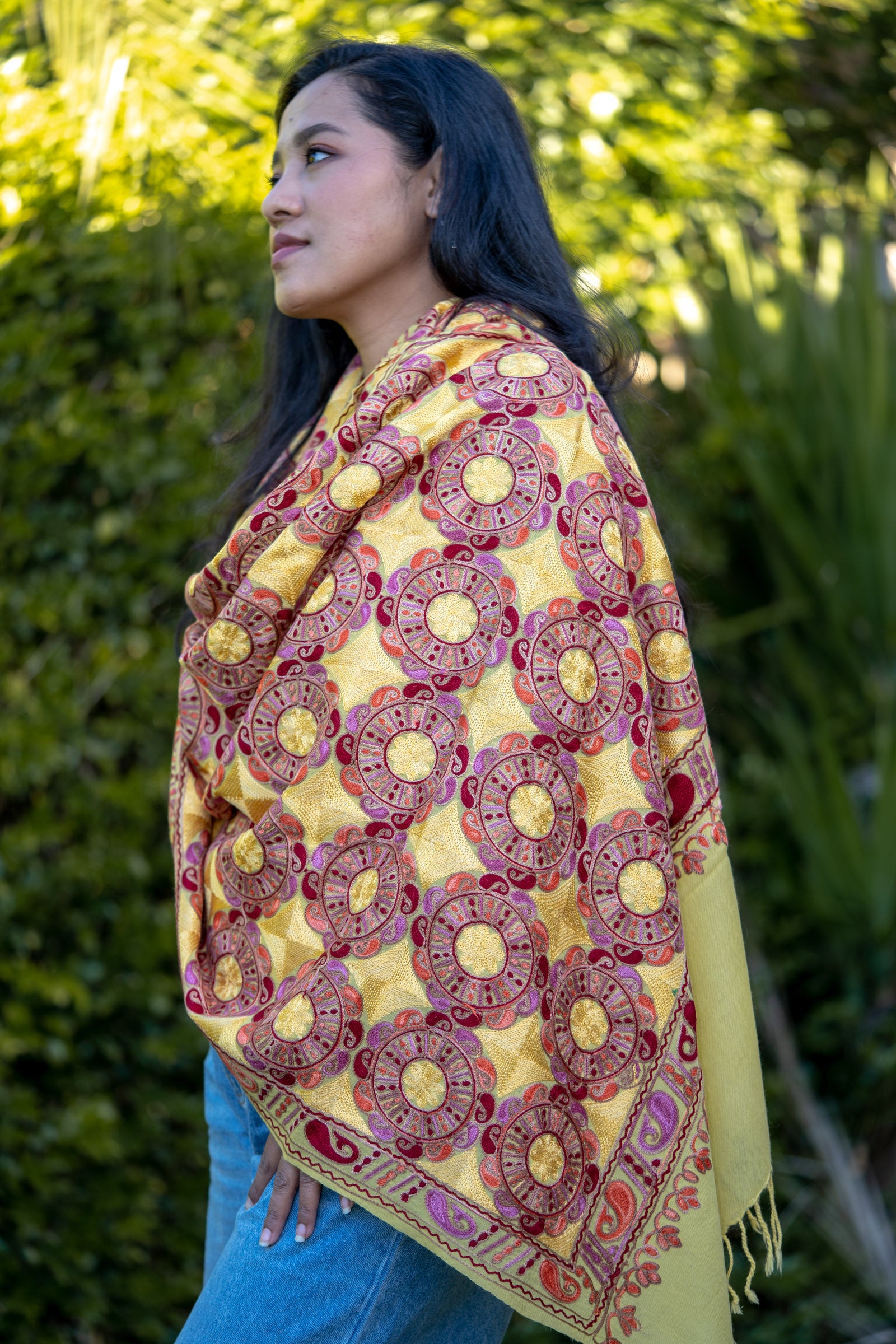 The touch of silk gives the pashmina an exceptional feel and a wonderful sheen.