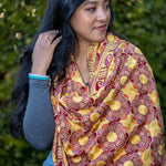 The touch of silk gives the pashmina an exceptional feel and a wonderful sheen.