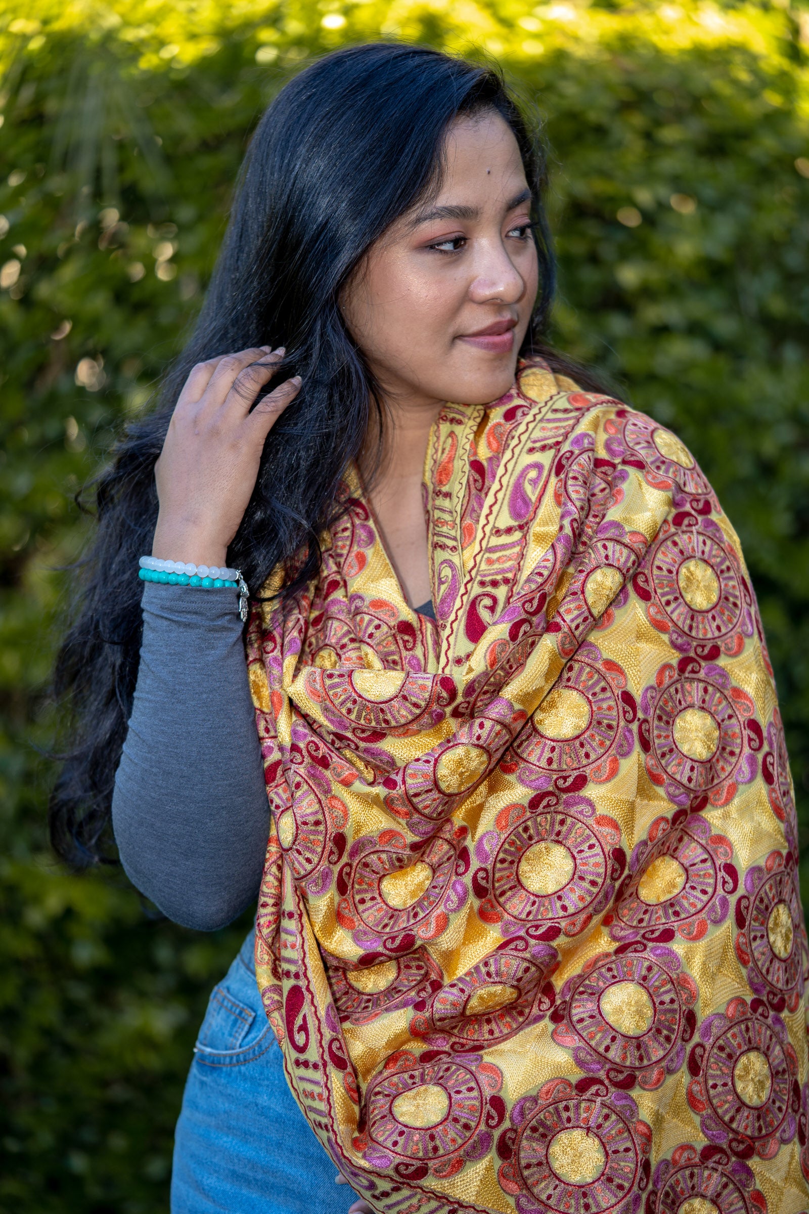 The touch of silk gives the pashmina an exceptional feel and a wonderful sheen.