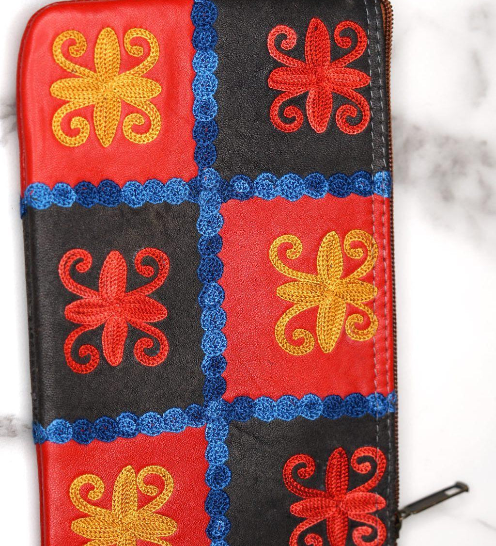 Everyday use women purse with Cashmere design for stylish look.