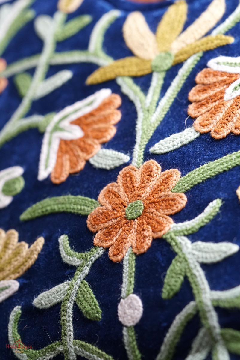 A classic women's tote bag, crafted with beautiful cashmere floral embroidery to give it a chic stylish look.