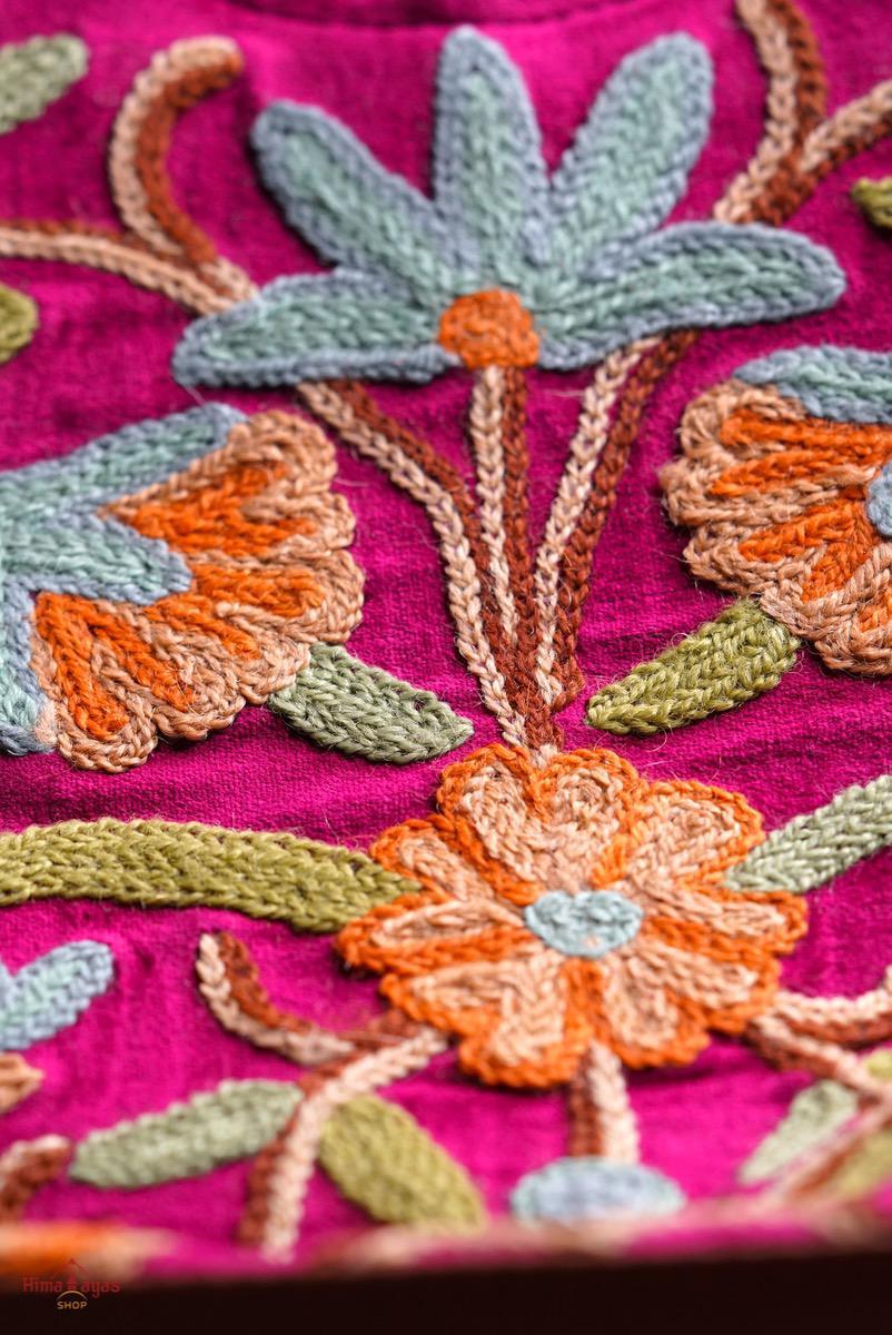 A classic women's tote bag, crafted with beautiful cashmere floral embroidery to give it a chic stylish look.