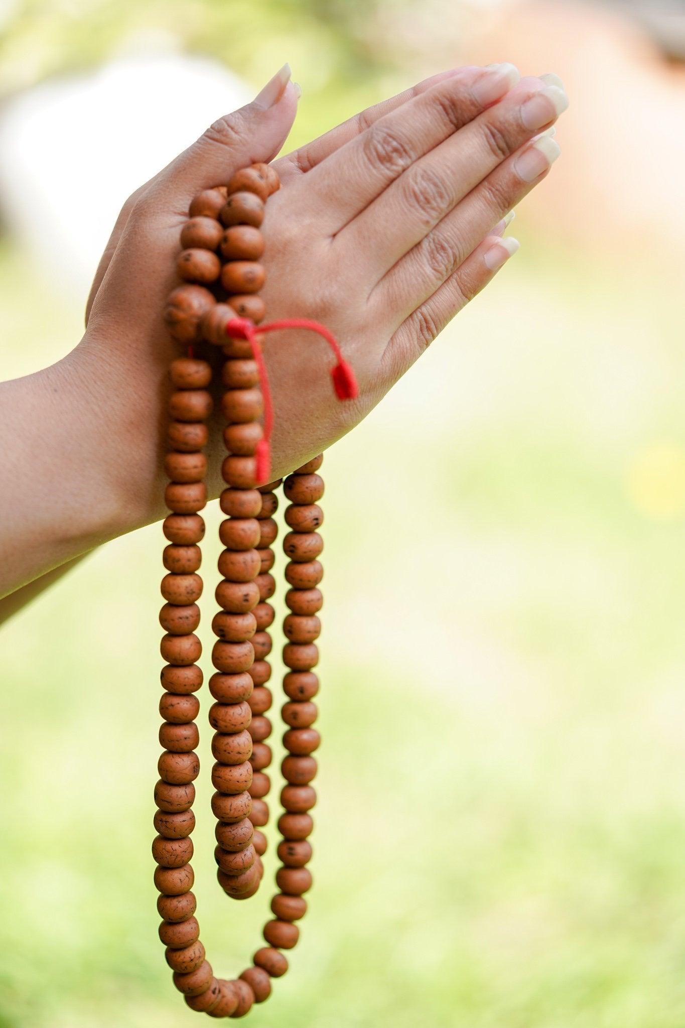 holding 14 mm Bodhi Bead