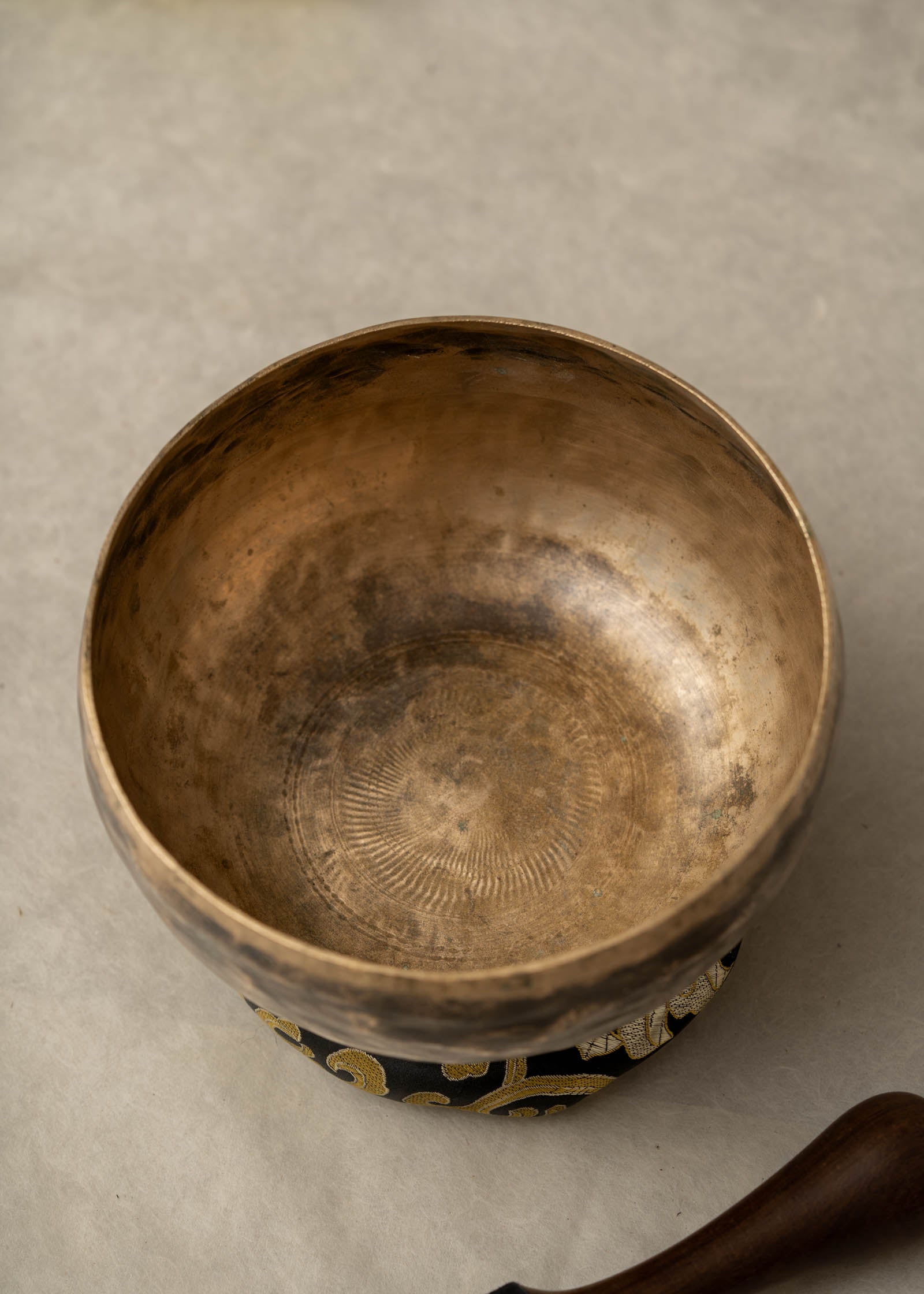 Kopre singing bowl with 432Hz overtone for meditation and sound healing