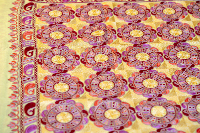 The touch of silk gives the pashmina an exceptional feel and a wonderful sheen. 
