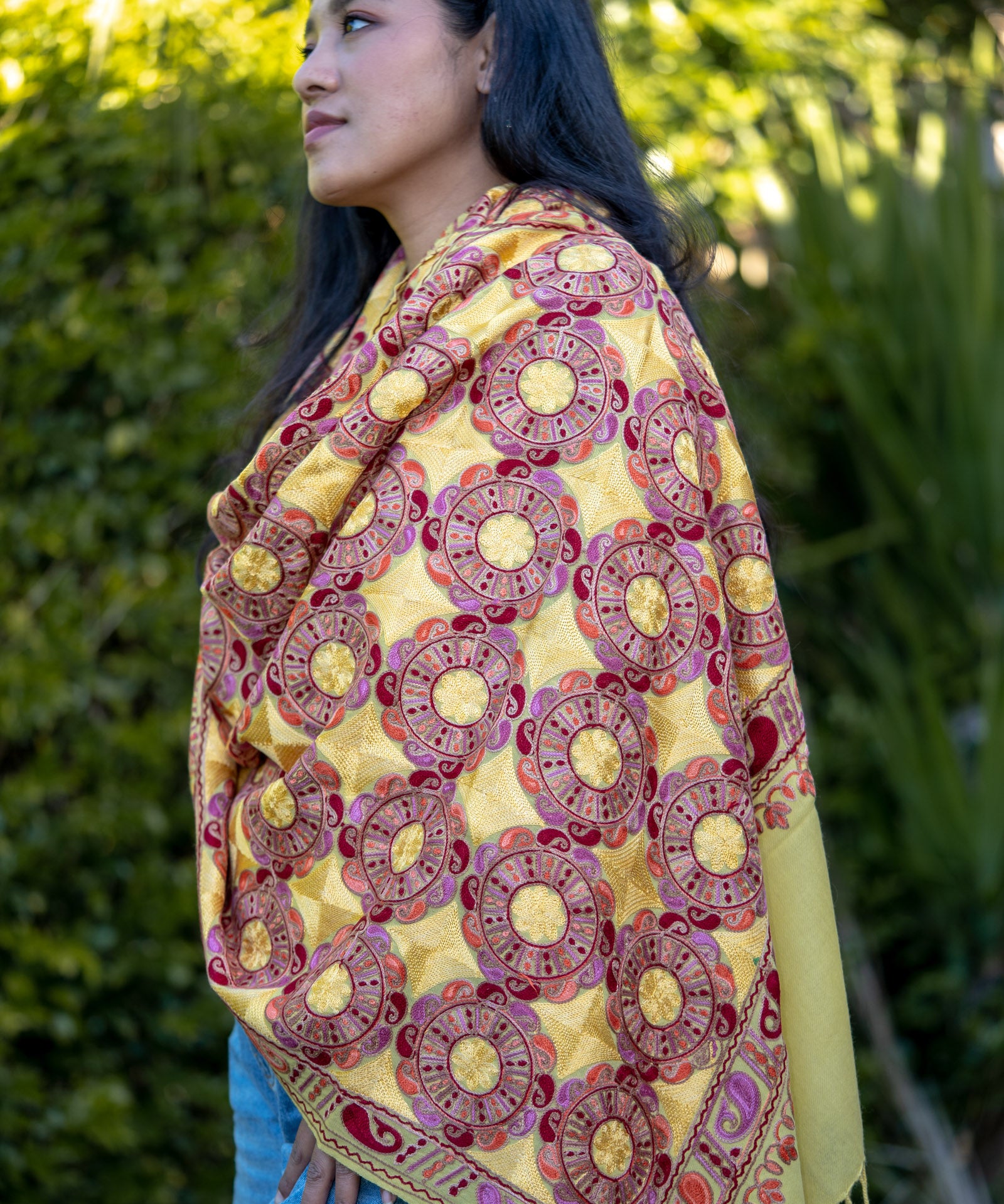 The touch of silk gives the pashmina an exceptional feel and a wonderful sheen. 
