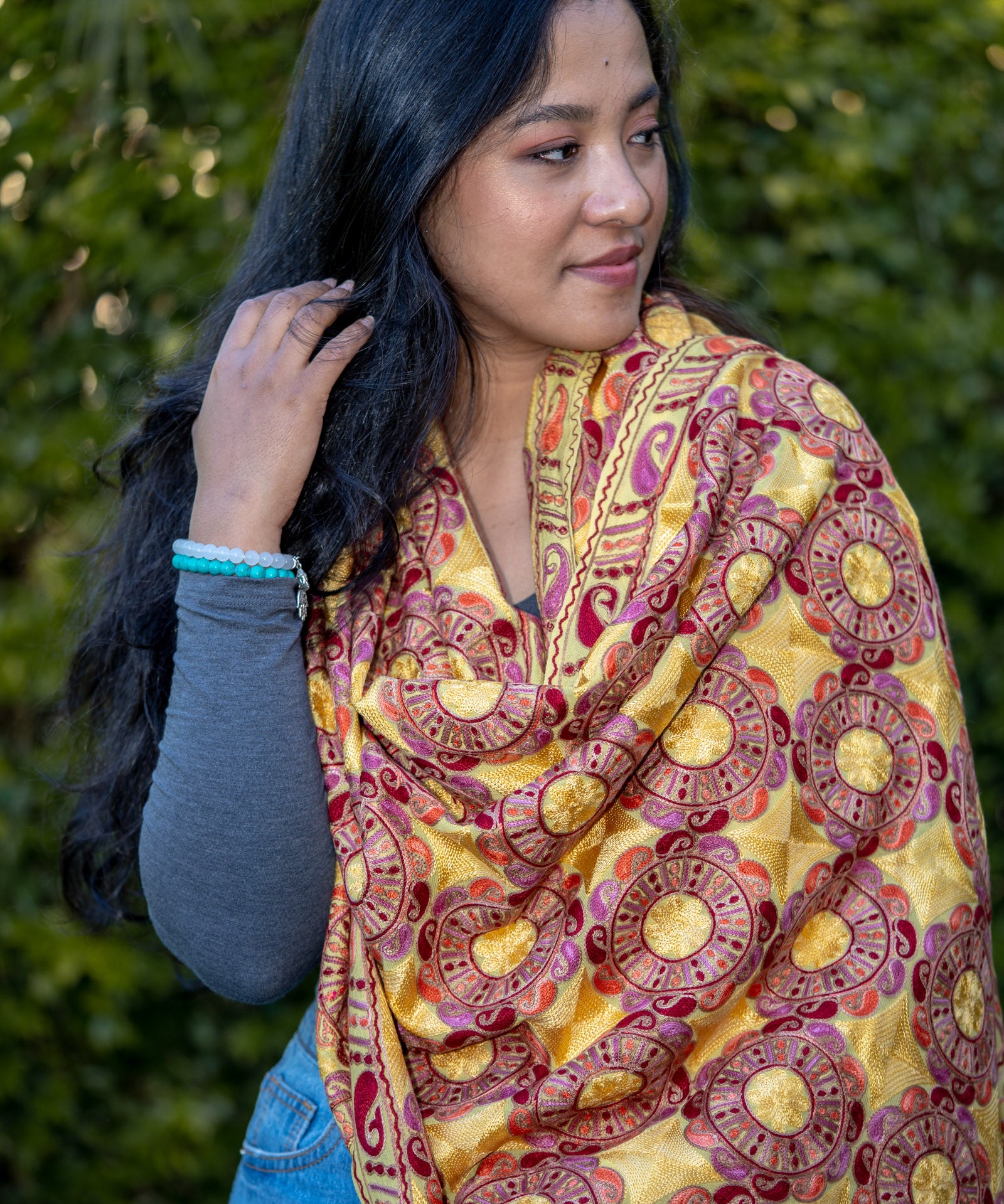 The touch of silk gives the pashmina an exceptional feel and a wonderful sheen. 