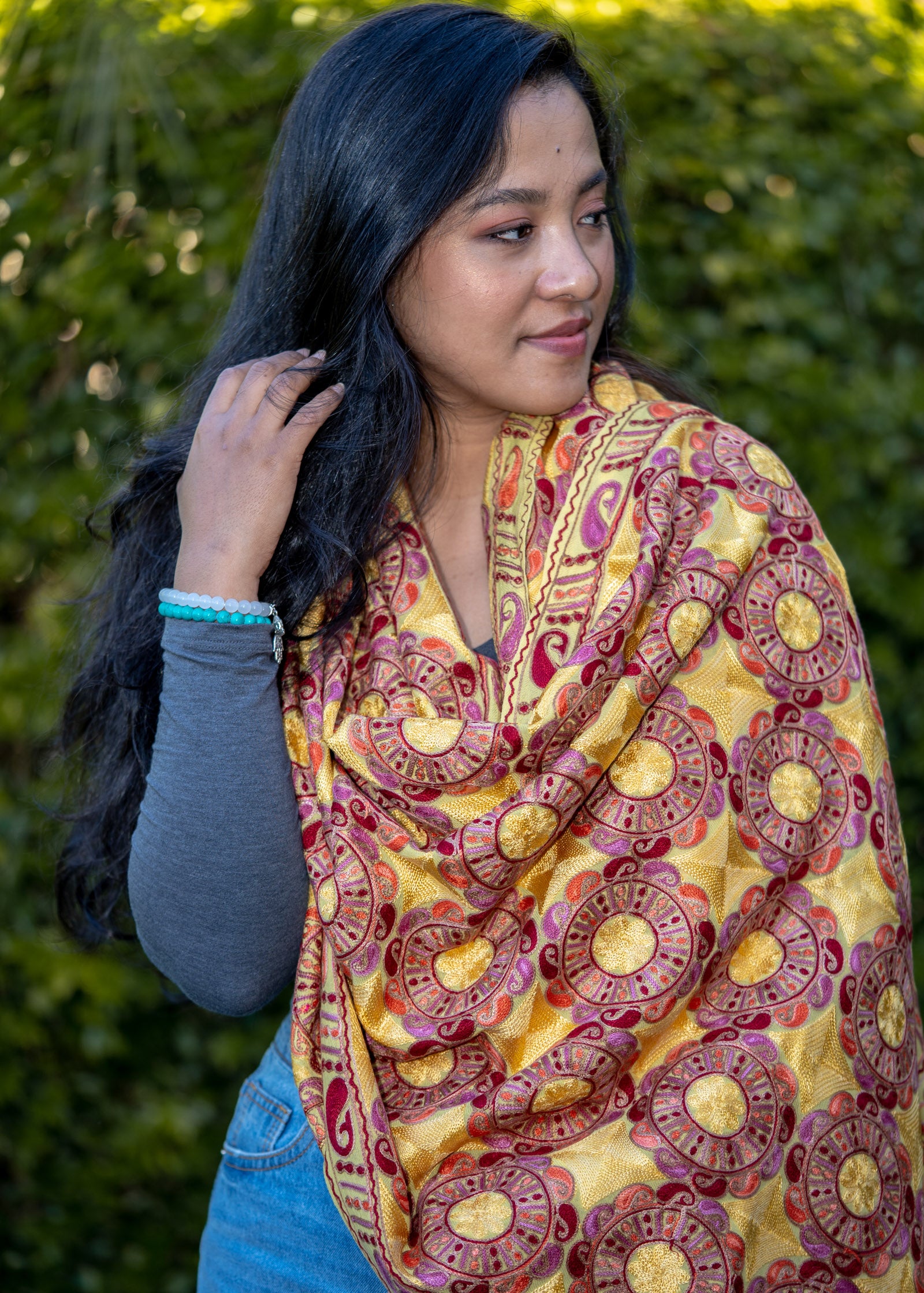 The touch of silk gives the pashmina an exceptional feel and a wonderful sheen. 