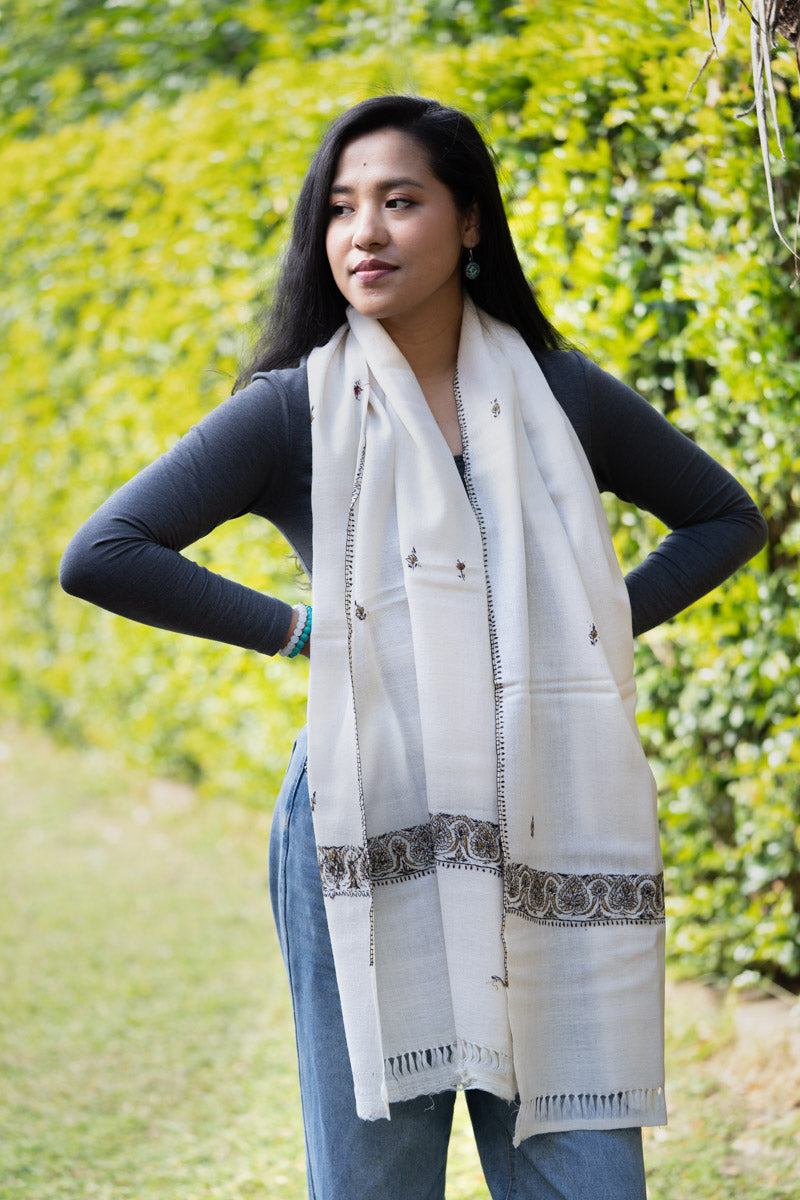 Cashmere Pashmina Shawl is  hand-woven by Nepalese craftsmen.