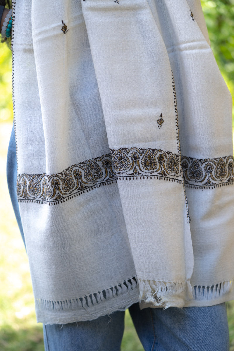 Cashmere Pashmina Shawl is hand-woven by Nepalese craftsmen.