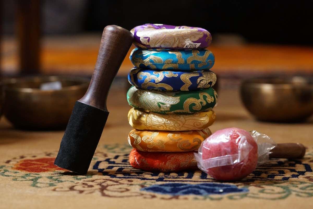 Singing bowl set cushion and mallet for 7 chakra healing