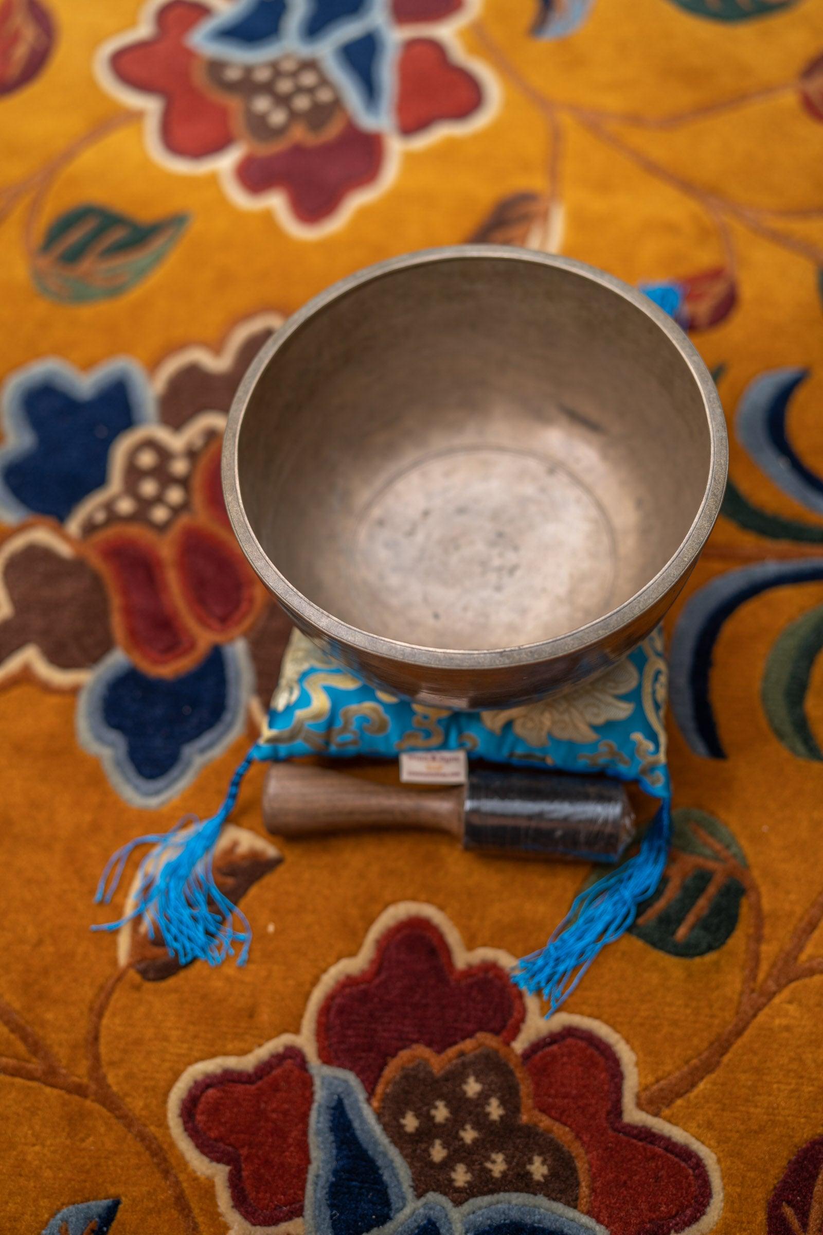 Small Antique Singing bowl with flat cushion and wooden mallet - Handmade in Nepal - HimalayasShop