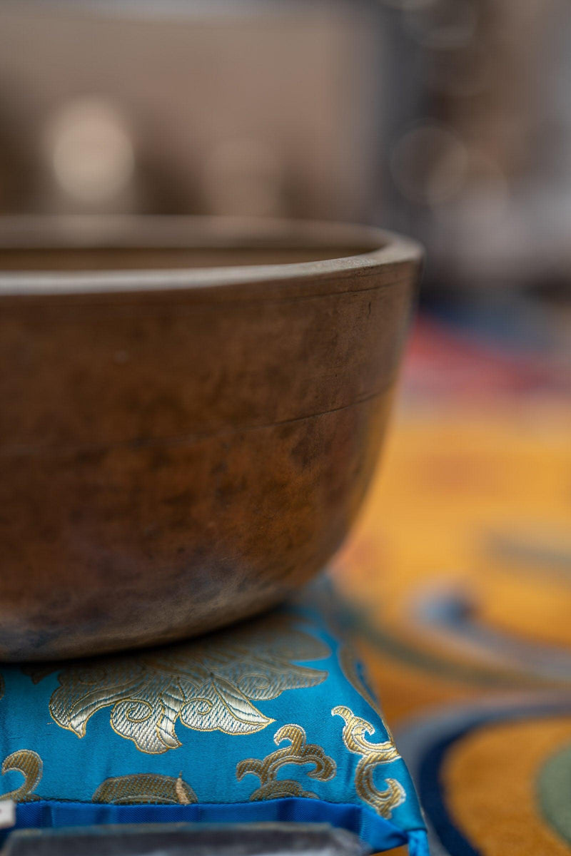 Small Antique Singing bowl with flat cushion and wooden mallet - Handmade in Nepal - HimalayasShop