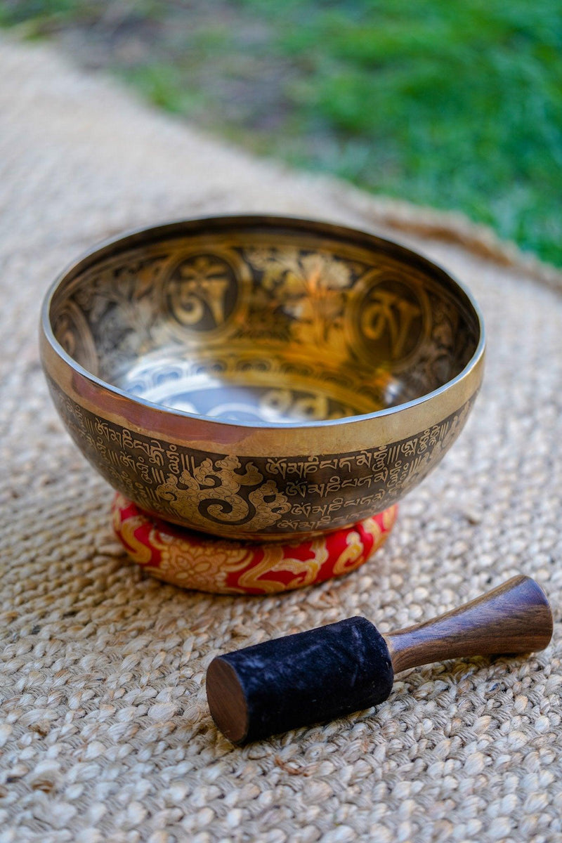 Buddha Singing Bowl for sound healing. A complete set of Singing bowl
