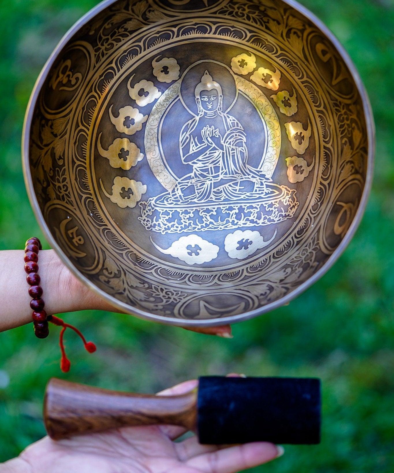 Buddha Singing Bowl for sound healing. A complete set of Singing bowl