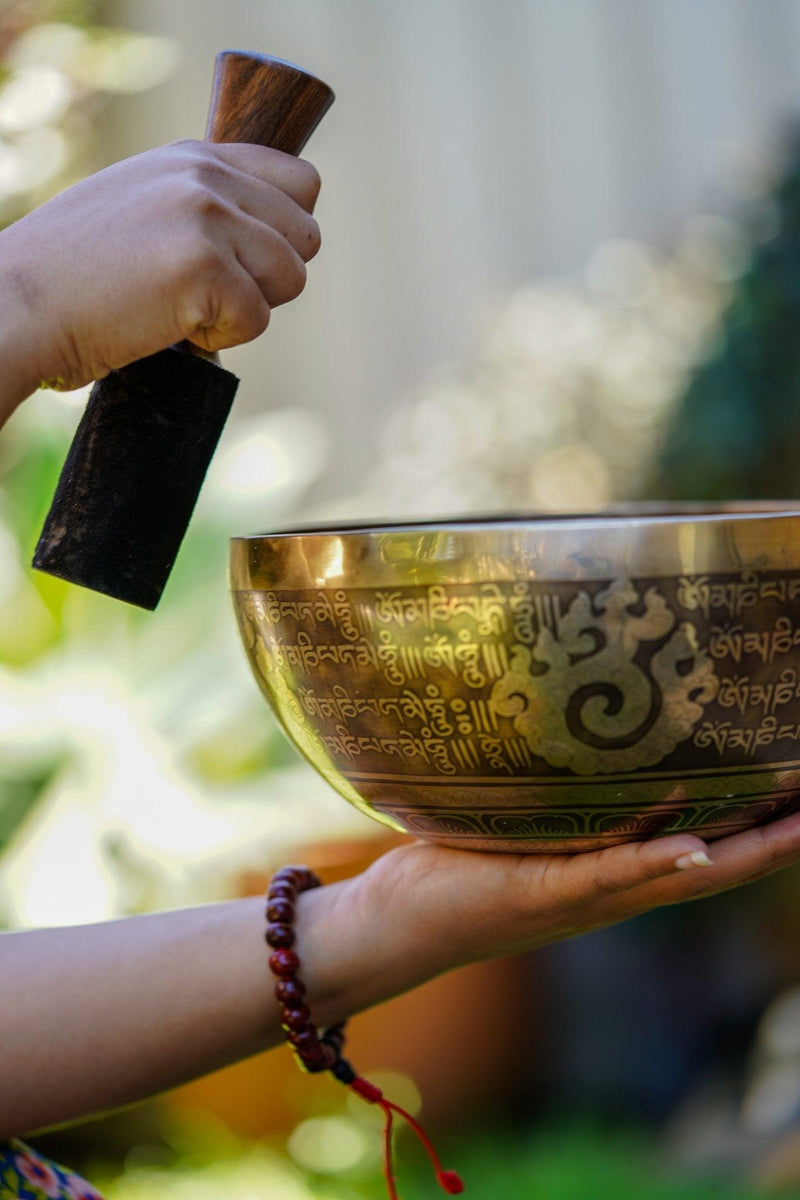 Buddha Singing Bowl for sound healing. A complete set of Singing bowl