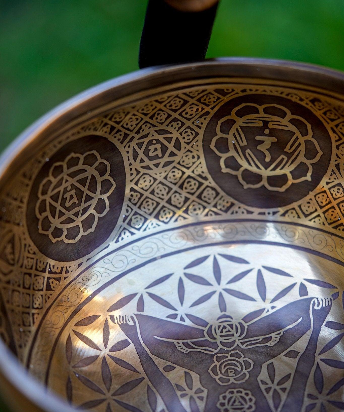 Chakra singing bowl- A complete set with striker and resting cushion