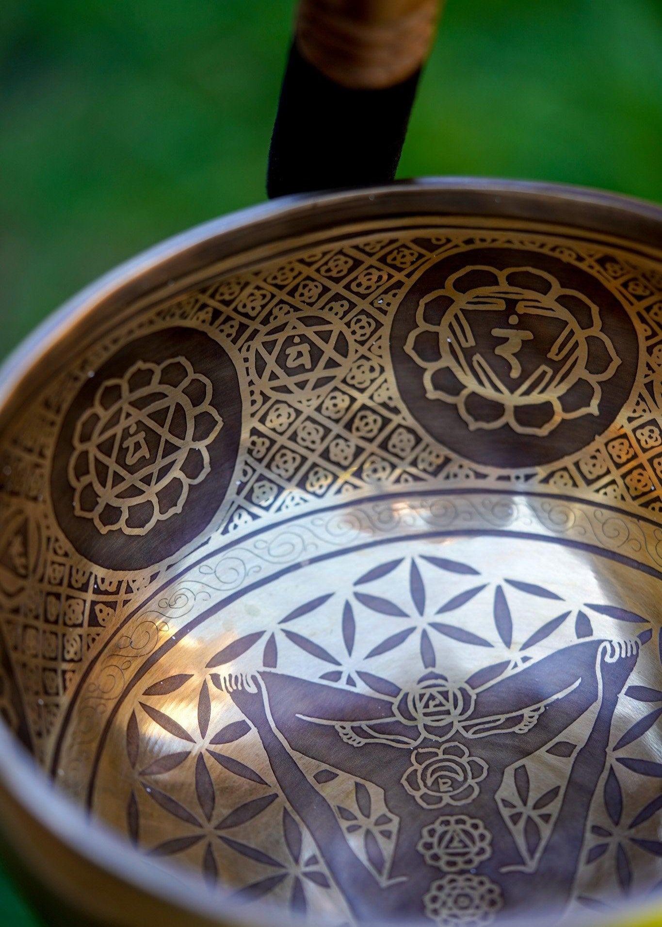 Chakra singing bowl- A complete set with striker and resting cushion