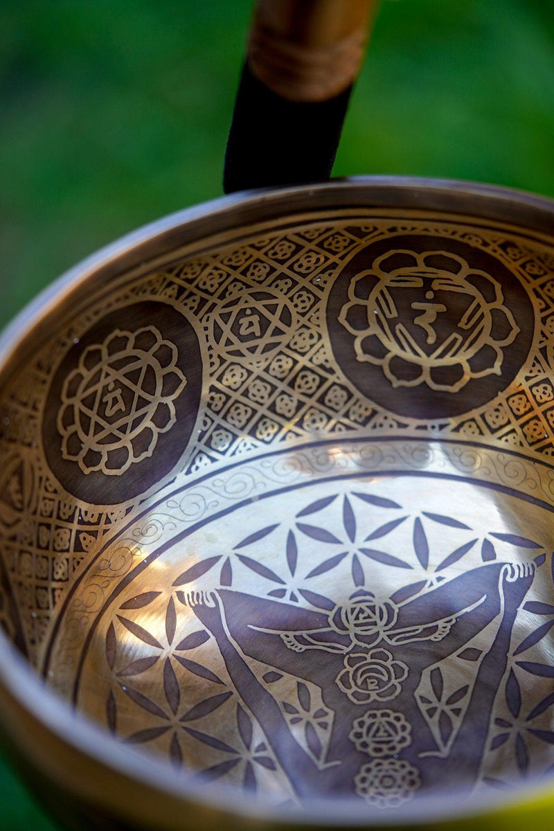 Chakra singing bowl- A complete set with striker and resting cushion