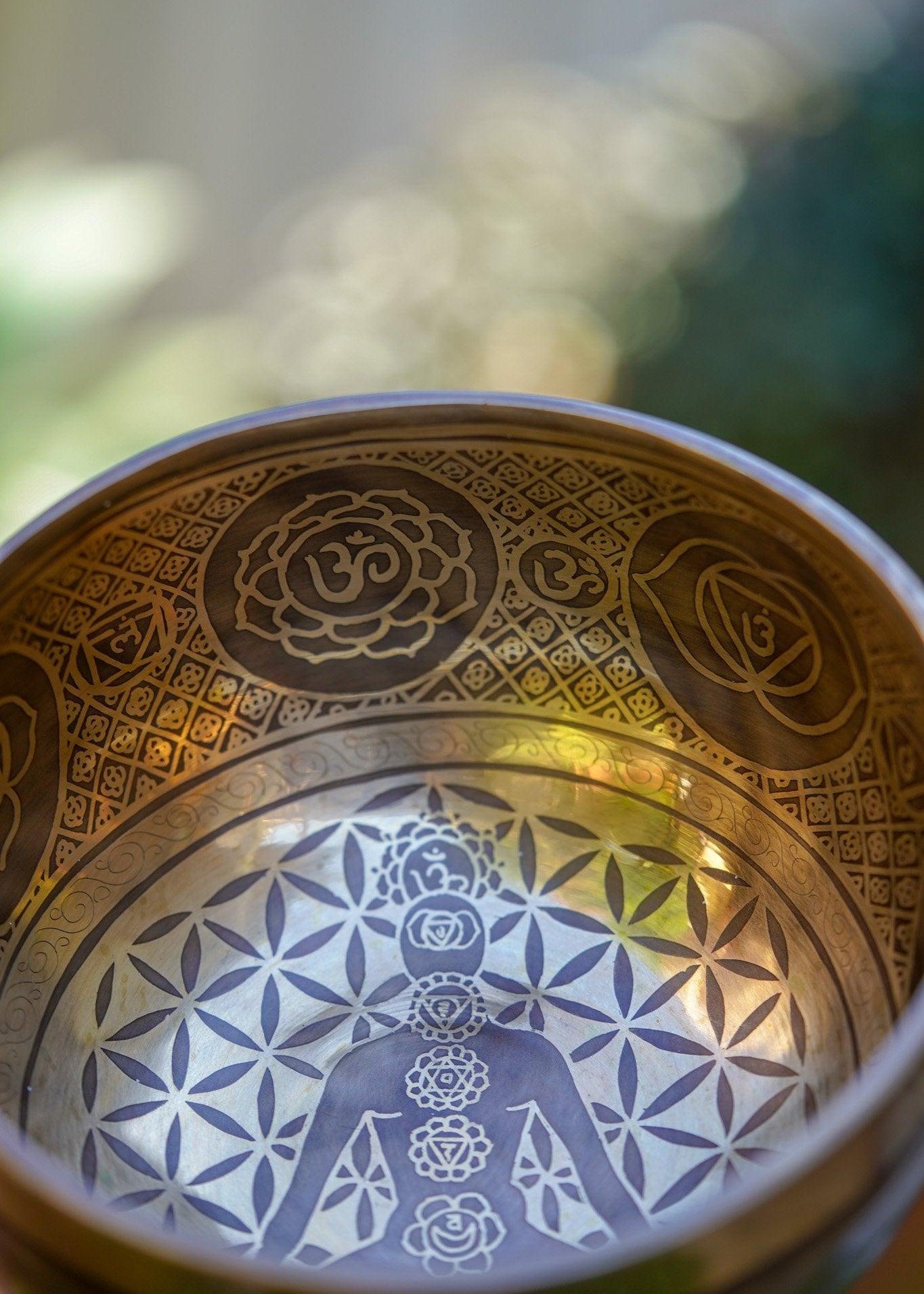 Chakra singing bowl- A complete set with striker and resting cushion