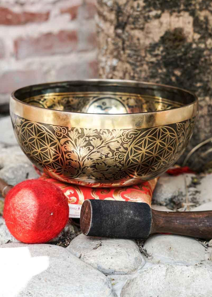 Chengresi Singing Bowl for meditation and healing. Large size Singing Bowl for Altar space.
