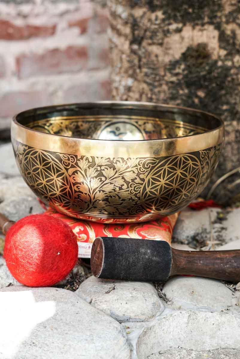 Chengresi Singing Bowl for meditation and healing. Large size Singing Bowl for Altar space.
