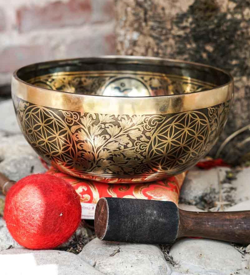 Chengresi Singing Bowl for meditation and healing. Large size Singing Bowl for Altar space.
