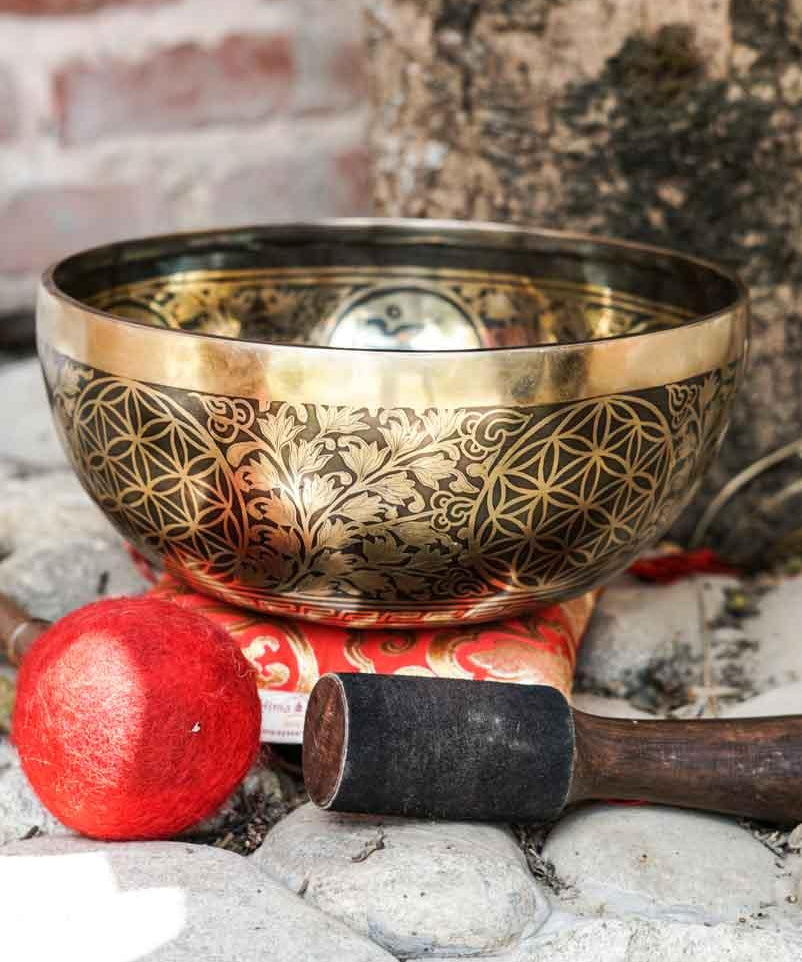 Chengresi Singing Bowl for meditation and healing. Large size Singing Bowl for Altar space.