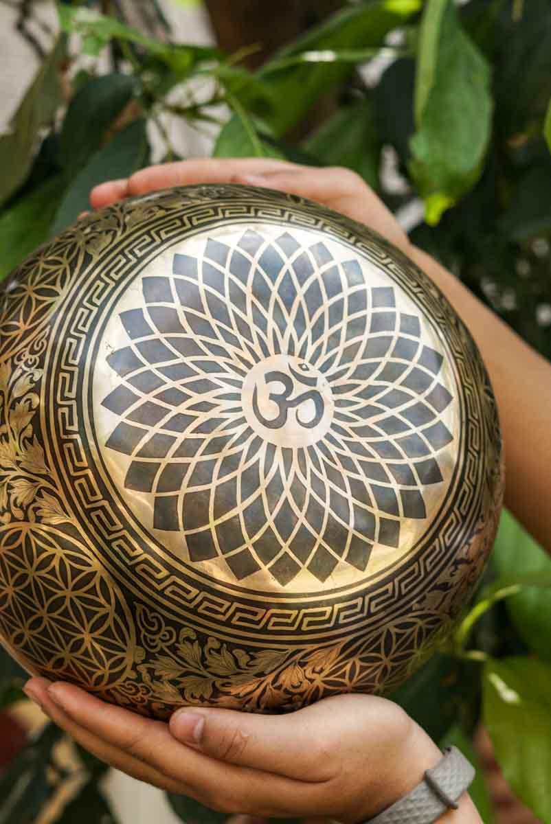 Chengresi Singing Bowl for meditation and healing. Large size Singing Bowl for Altar space.