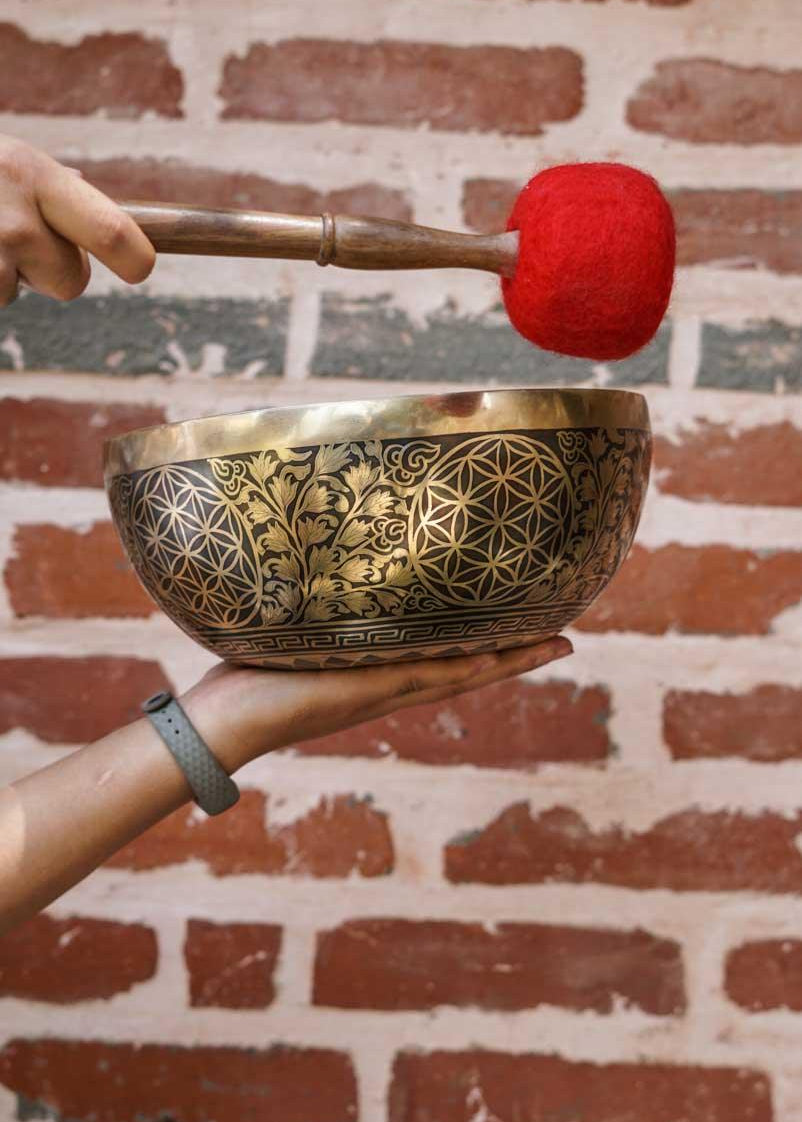 Chengresi Singing Bowl for meditation and healing. Large size Singing Bowl for Altar space.