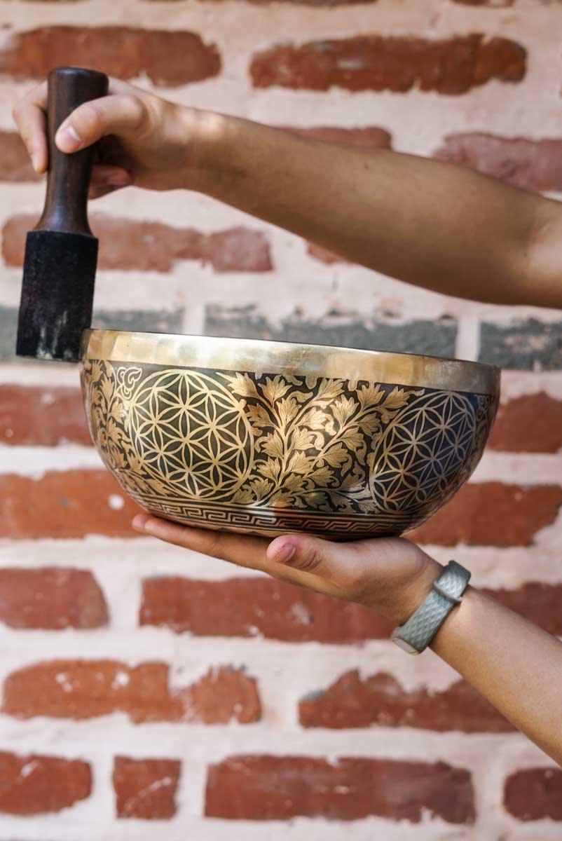 Chengresi Singing Bowl for meditation and healing. Large size Singing Bowl for Altar space.