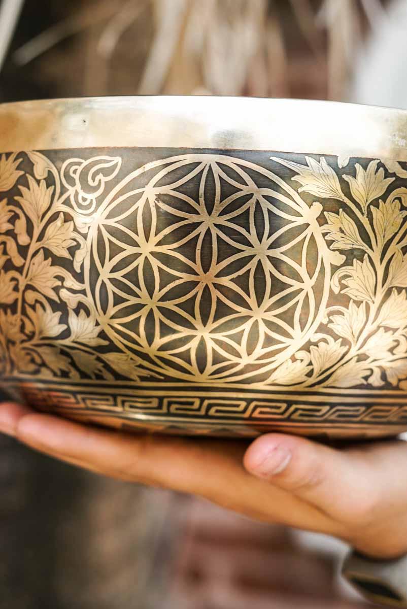 Chengresi Singing Bowl for meditation and healing. Large size Singing Bowl for Altar space.