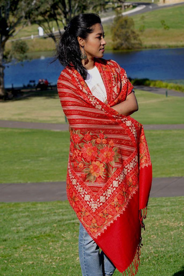 The touch of silk gives the pashmina an exceptional feel and a wonderful sheen. This beautiful bright red shawl is 28x80 cm in size perfect for anyone to wear at any occasion.