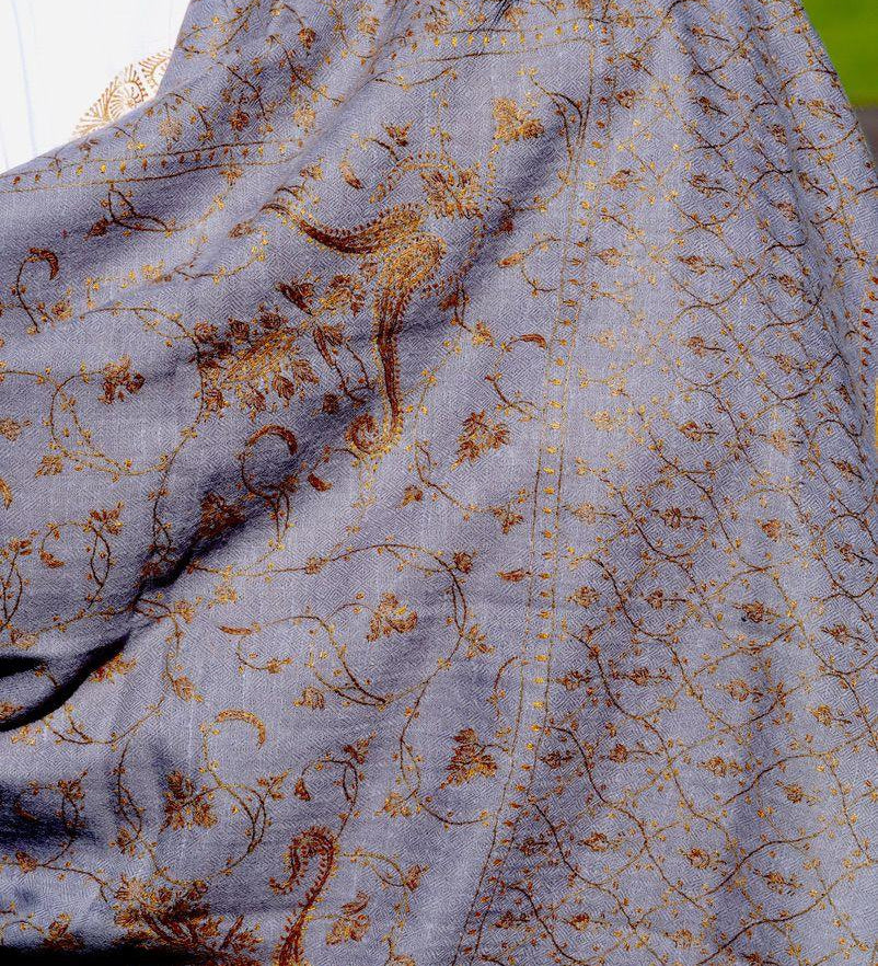 Lavender color pure pashmina shawl from Nepal for women. Pair it up with any attire for the classy look.