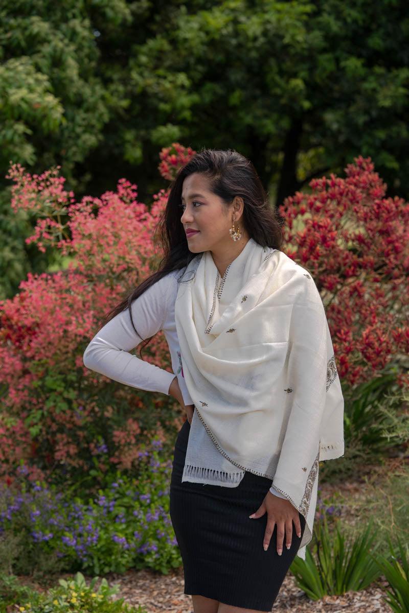 Cashmere and silk Pashmina shawl in light white color