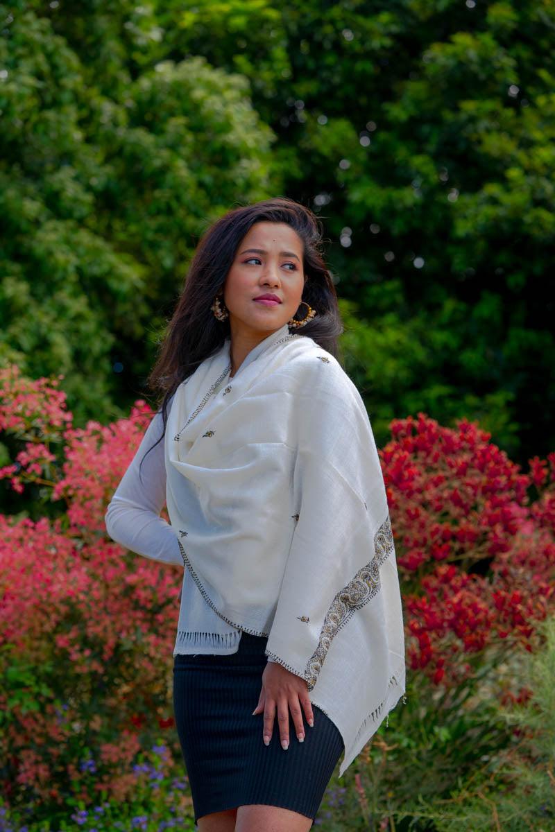 Cashmere and silk Pashmina shawl in light white color