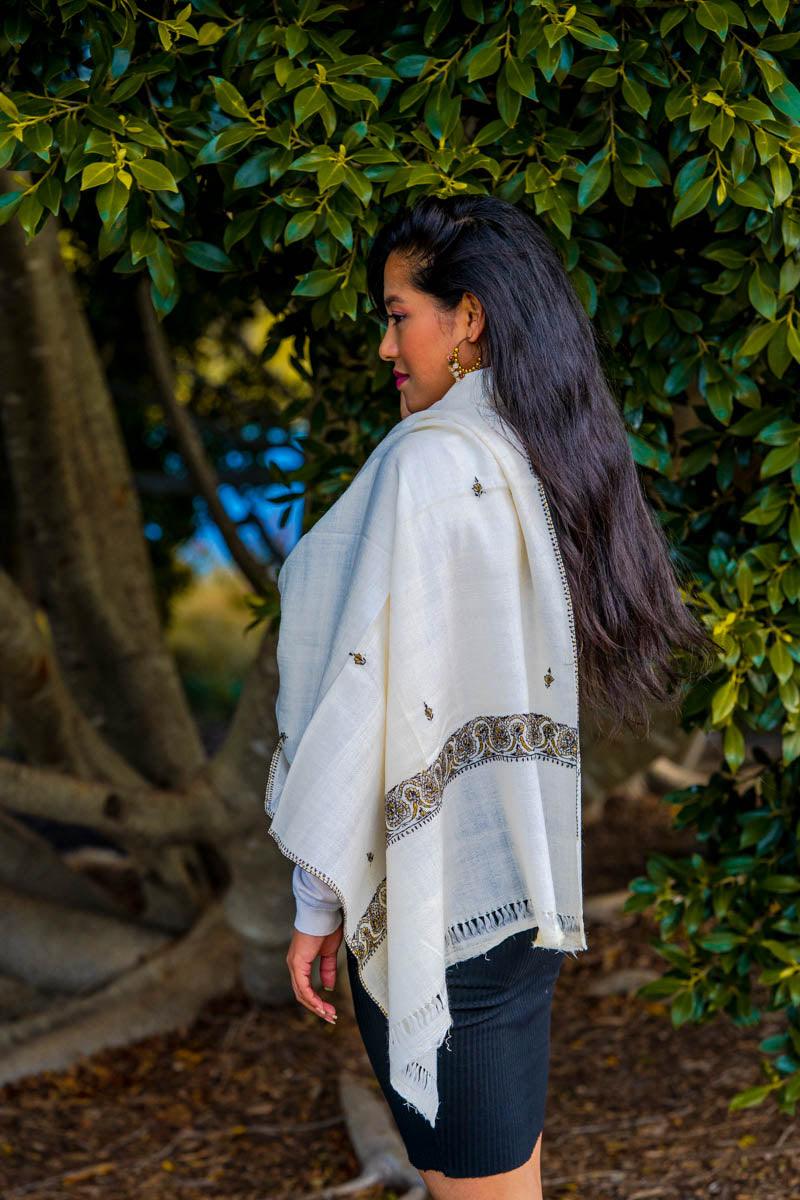 Cashmere and silk Pashmina shawl in light white color