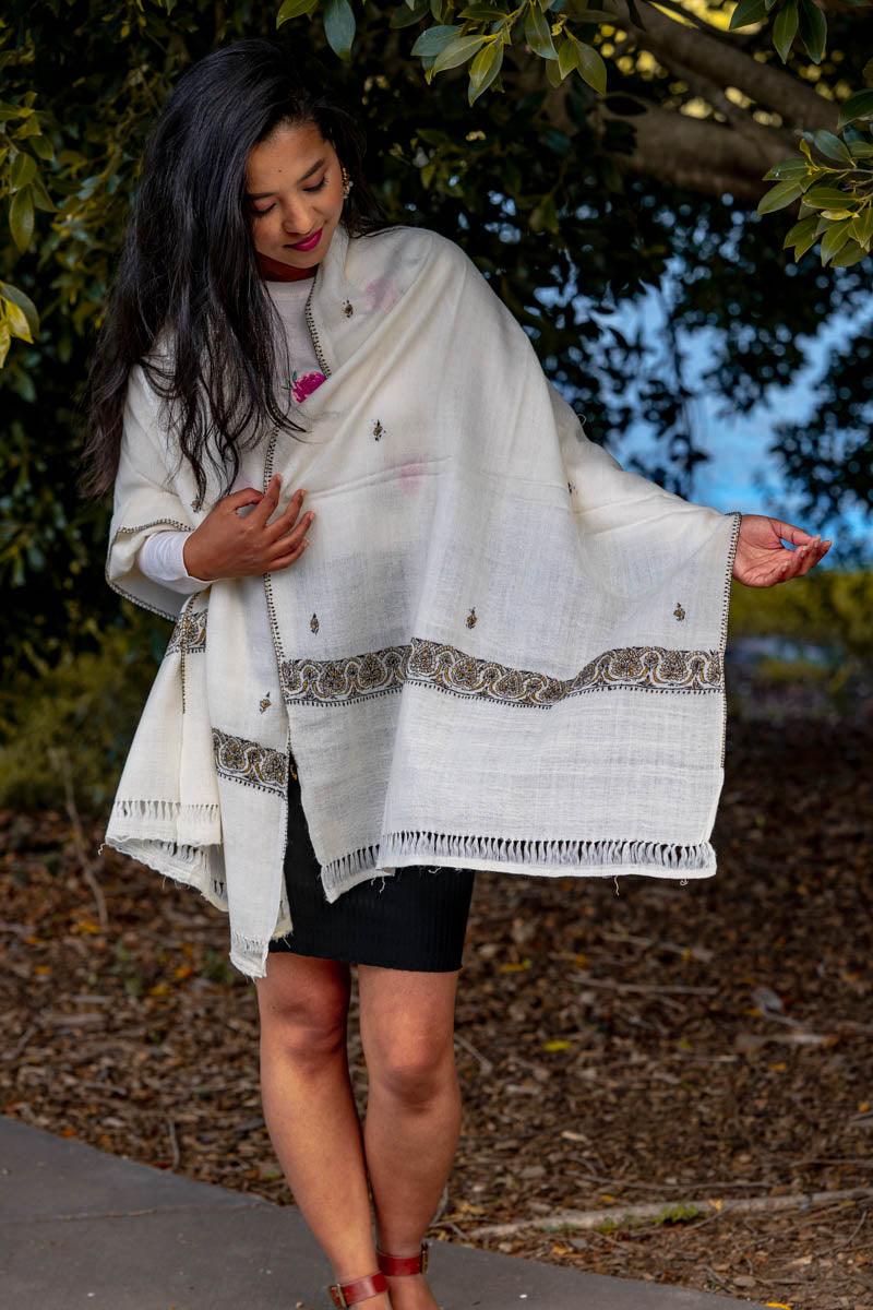 Cashmere and silk Pashmina shawl of light weight creamy white color