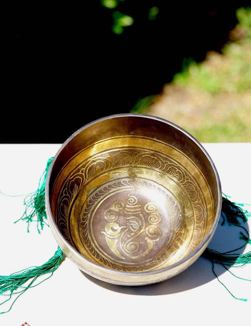 Ganesh Singing bowl for sound healing and meditation. Himalayas Shop special collection singing Bowl at lowest price with free cushion and suede mallet.