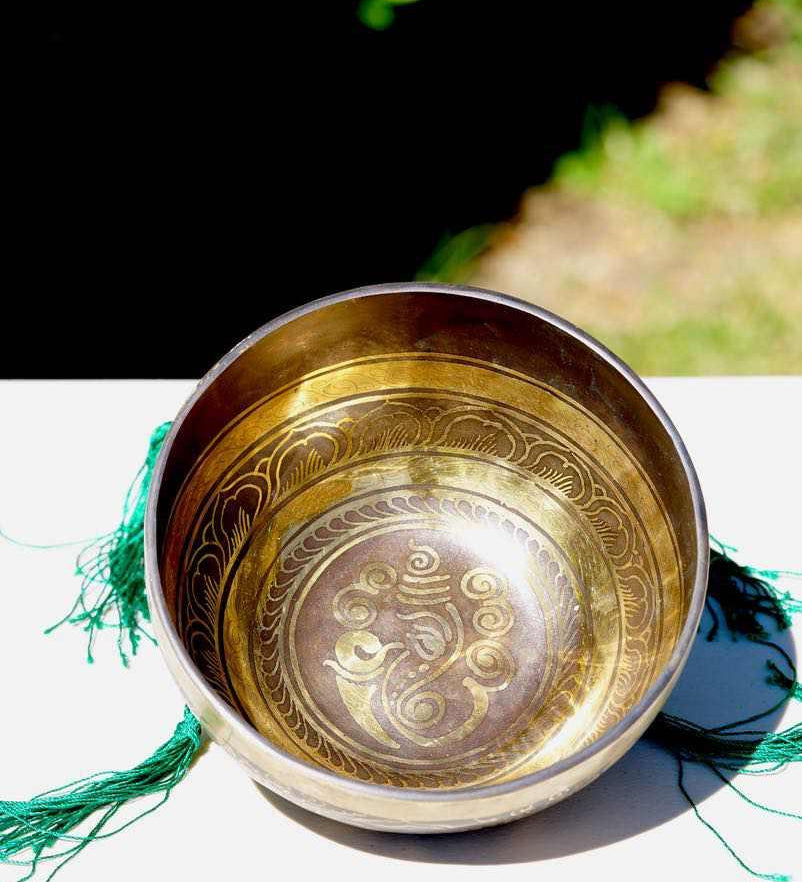 Ganesh Singing bowl for sound healing and meditation. Himalayas Shop special collection singing Bowl at lowest price with free cushion and suede mallet.
