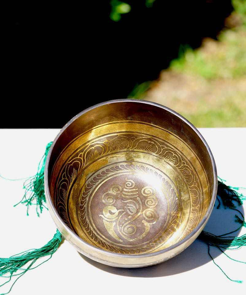Ganesh Singing bowl for sound healing and meditation. Himalayas Shop special collection singing Bowl at lowest price with free cushion and suede mallet.
