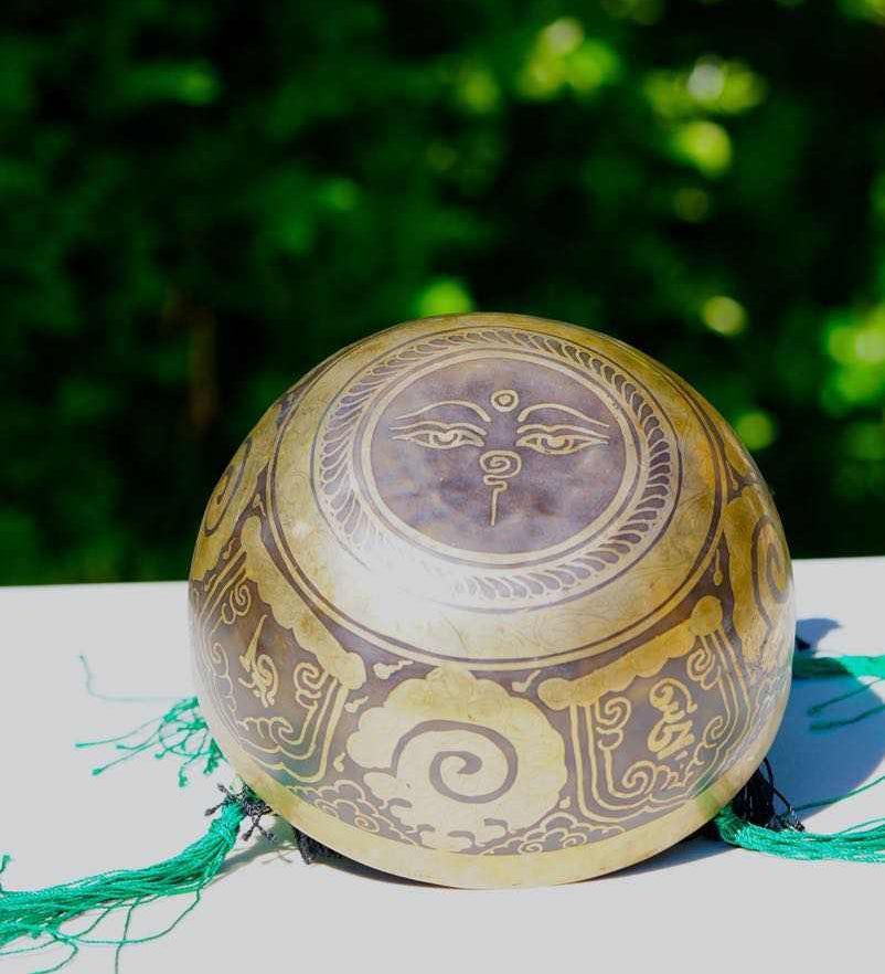 Ganesh Singing bowl for sound healing and meditation. Himalayas Shop special collection singing Bowl at lowest price with free cushion and suede mallet.