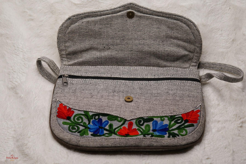 Absolutely stunning women's side bag that give you a bohemian chic look.
