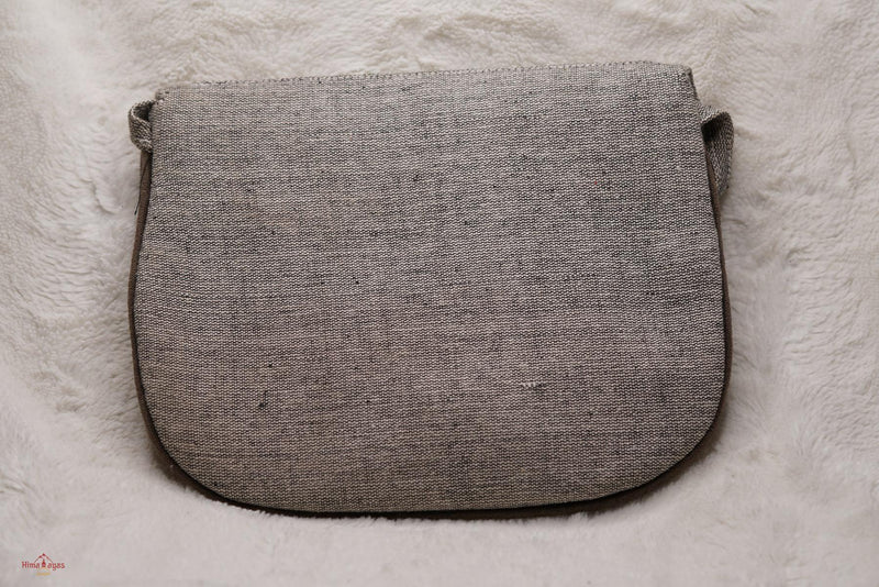 Absolutely stunning women's side bag that give you a bohemian chic look.