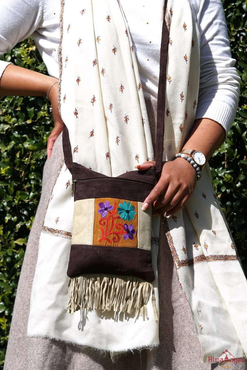 Absolutely stunning women's side bag with tassel to give you a bohemian chic look.