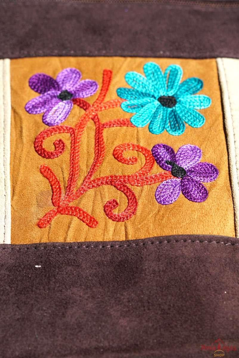 Absolutely stunning women's side bag with tassel to give you a bohemian chic look.