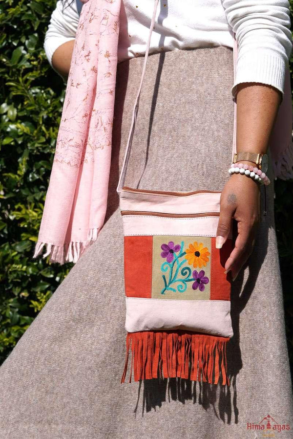Absolutely stunning women's side bag with tassel to give you a bohemian chic look.