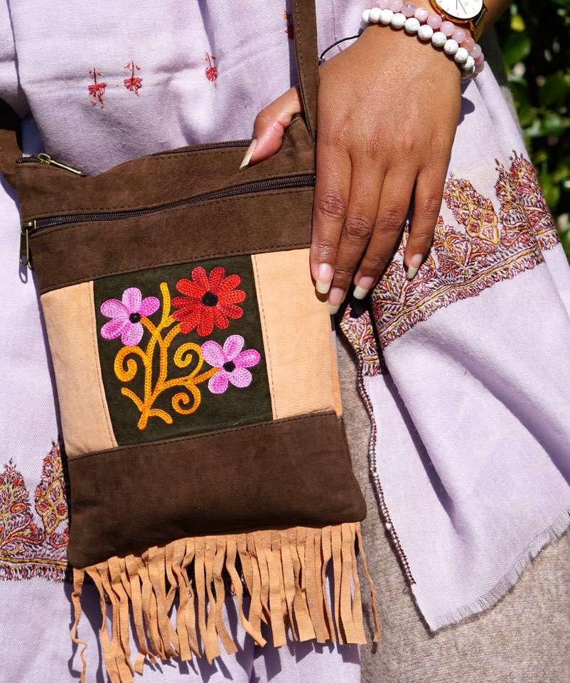 Absolutely stunning women's side bag with fringe/tassel to give you a bohemian chic look.